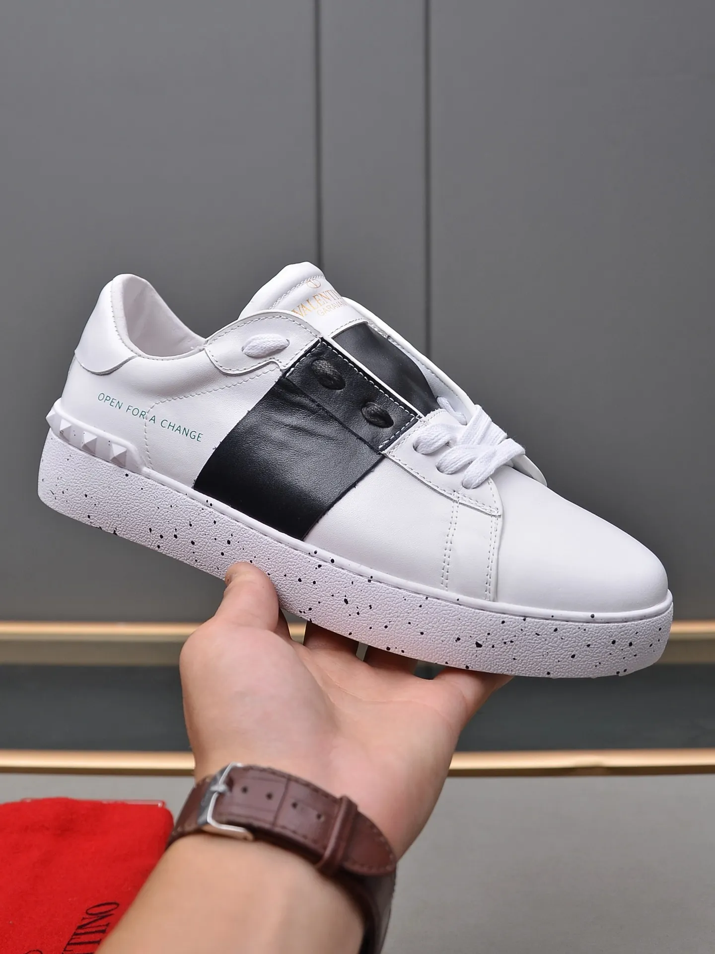 Men's shoes 460💰 (men and women couples) Valentino classic color matching series casual shoes. Made with heavy craftsmanship, good products pay attention to every detail. A must-have trendy item that can be worn all year round, it has been worn by many celebrities and Internet celebrities~~Imported cowhide surface, unique design concept, sheepskin lining, counter quality. Women’s clothing 35-40. Men’s clothing 39-44, 45-46 (returns and exchanges are not supported for custom-made items)